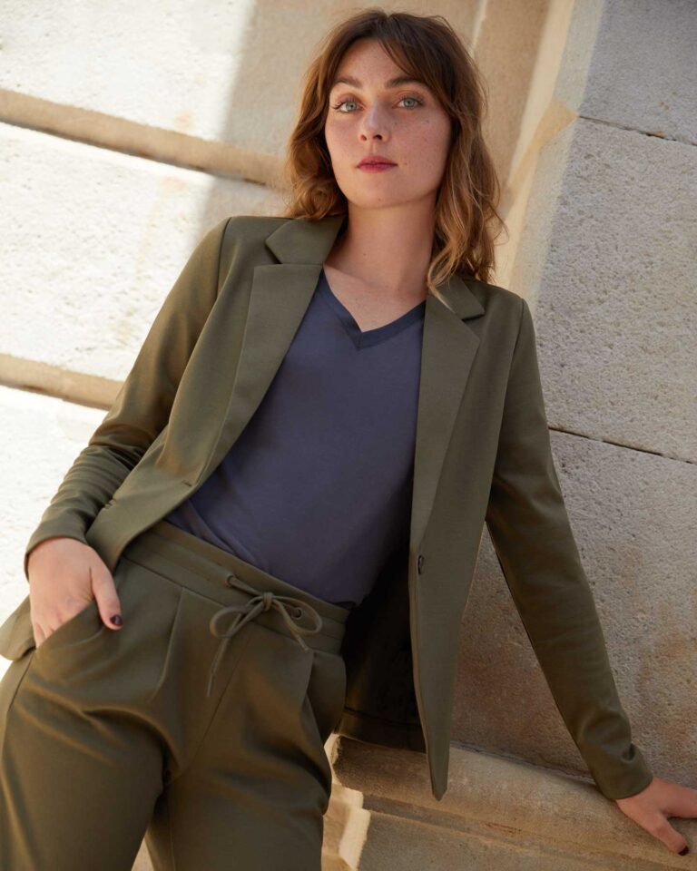 Les secrets d'un look tendance avec la couleur kaki
